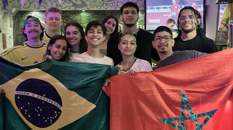 <i>Distintas imágenes de las aficiones de Brasil y Marruecos en el Bundesbar, donde vivieron con emoción el debut de sus selecciones en el Mundial. / Álex Gómez / Jesús Cobos / Diario JAÉN.</i>