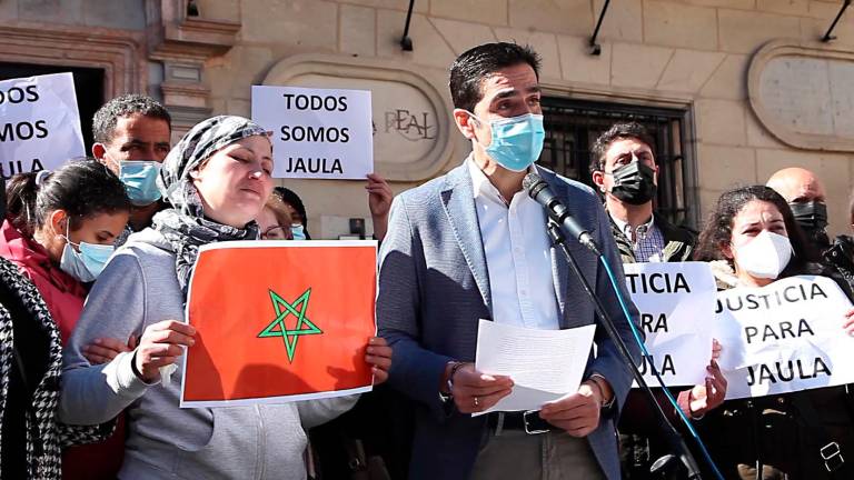 Alcalá la Real arropa a la madre de la menor en la concentración en repulsa por el crimen