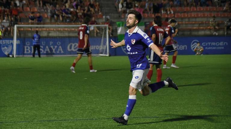 <i>Miquel Llabrés celebra su segundo gol contra el Estepona. / Luiska Guillén.</i>