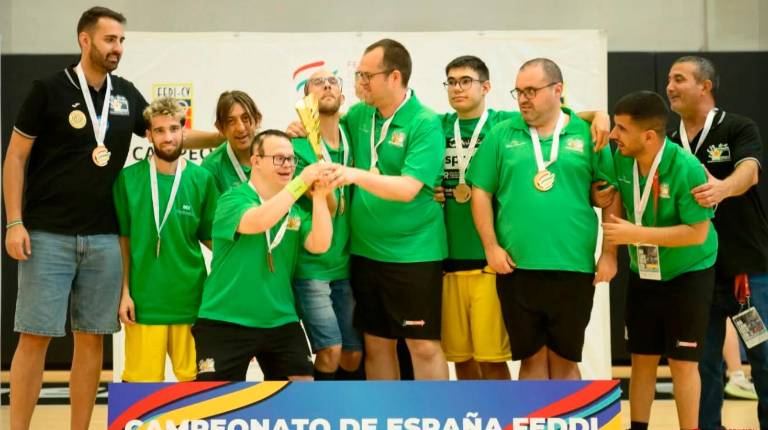 <i>Los jugadores y el cuadro técnico del Ali Up Bailén celebran el título. / Ali-UP.</i>