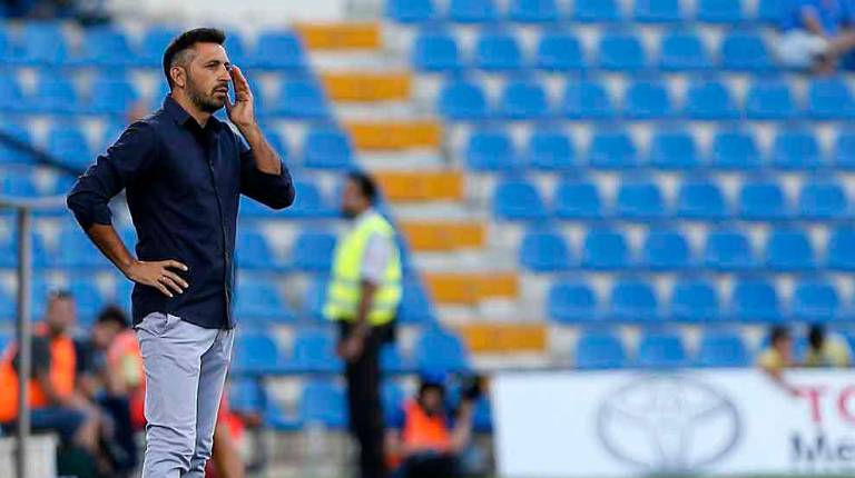 <i>Manuel Herrero dirige un partido en el Estadio José Rico Pérez. / Manuel Lorenzo. </i>