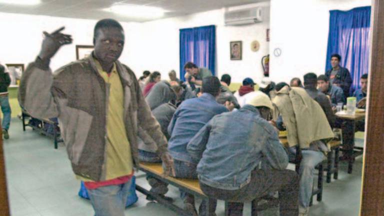 El albergue recibió a los temporeros con un plato de arroz con pollo, tras la espera en la calle.