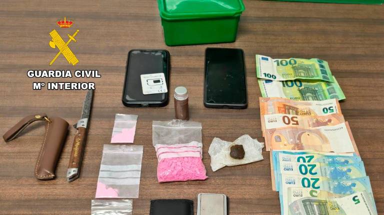 <i>La sustancias, el arma, el dinero y la báscula intervenida. / Guardia Civil.</i>