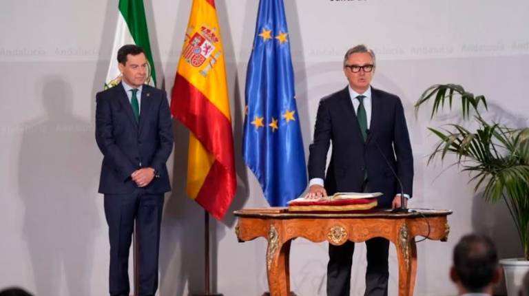 <i>El presidente de la Junta de Andalucía, Juanma Moreno, atento a la toma de posesión de Manuel Gavira como vicepresidente segundo del Gobierno y consejero de Turismo, Justicia, Desregulación y Administración local. / Europa Press. </i>