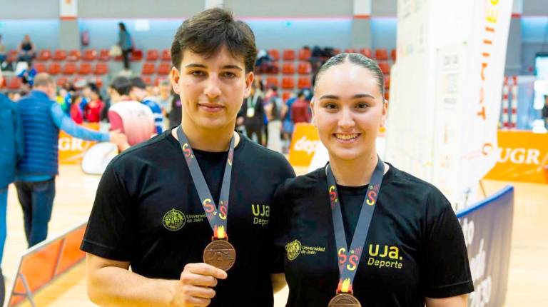 <i>Hugo Quesada y Carolina Aparicio, con su bronce en Taekwondo. </i>