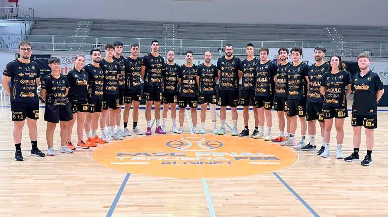 <i>Los jugadores y el cuadro técnico del Jaén Paraíso Interior FS posan en la pista de la fase des ascenso. / RFEF.</i>