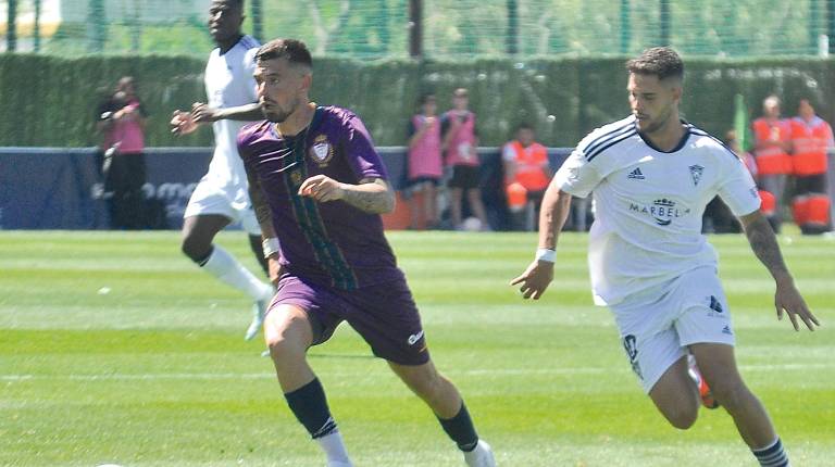 <i>El jugador del Real Jaén Adri Paz controla el balón ante un rival del Marbella en el Dama de Noche en abril de 2023. / F. Gaitán / Diario JAÉN</i>