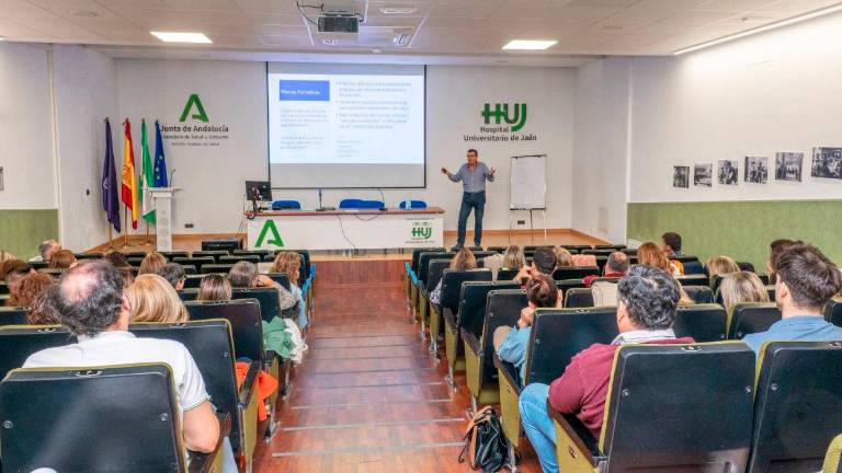 El Hospital de Jaén forma a 75 profesionales en contención verbal para situaciones de agitación