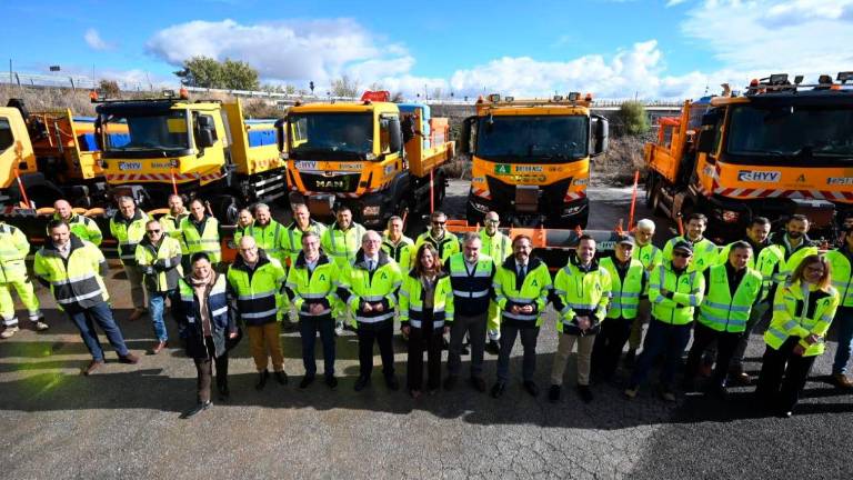 La consejera de Fomento, Articulación del Territorio y Vivienda, Rocío Díaz, presenta en el centro de conservación de Santa Fe el operativo del Plan de Vialidad Invernal. / Junta de Andalucía.