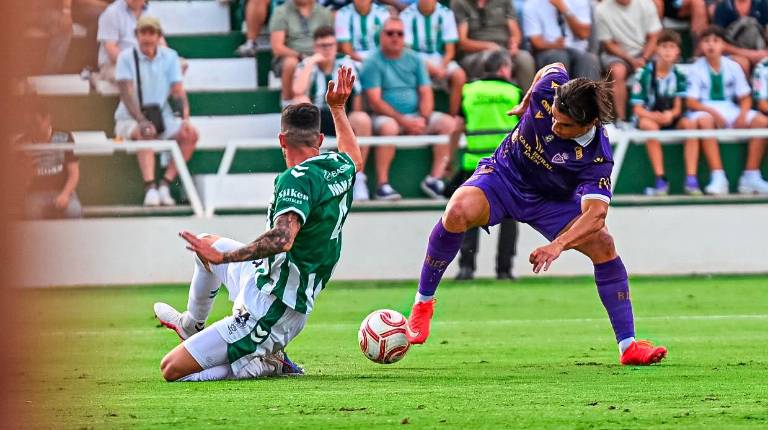 <i>Marco Siverio realiza una jugada de ataque. / Miranda López / Real Jaén.</i>