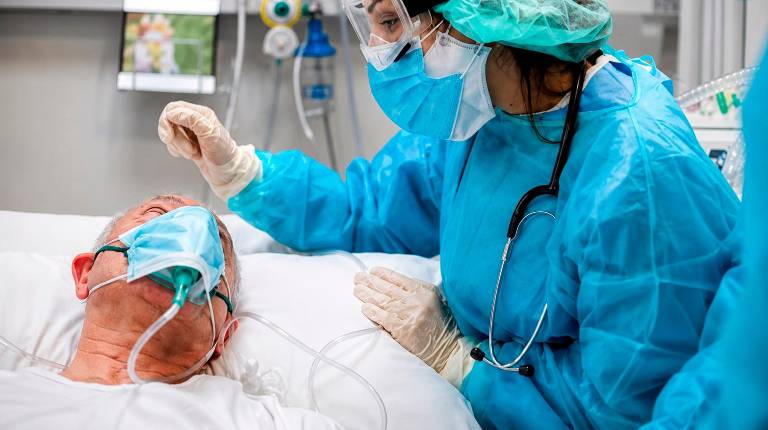<i>Paciente atendido en el hospital por personal sanitario. / Europa Press. </i>