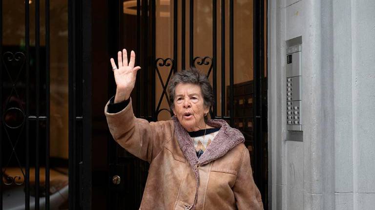 <i>Maricarmen celebra el aplazamiento del desahucio, a 29 de octubre de 2025. / Fernando Sánchez / Europa Press.</i>
