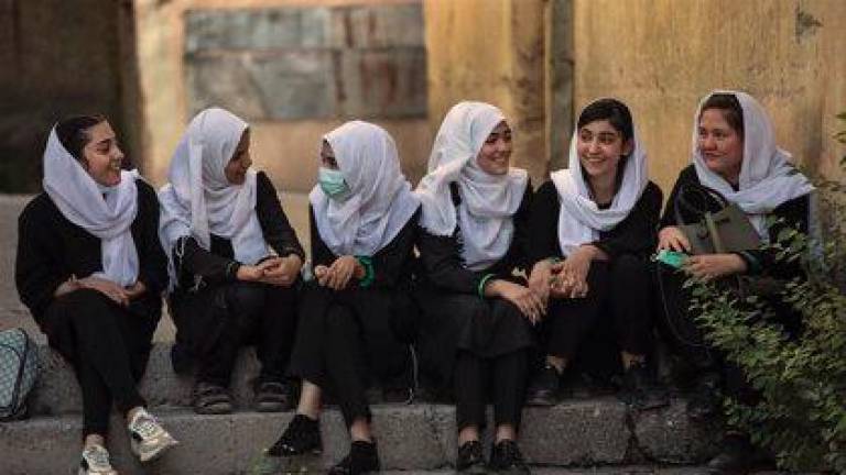 Mujeres protestan frente al Ministerio de Asuntos de la Mujer tras su cierre por parte de los talibán