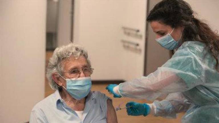 Andalucía no usará las vacunas a punto de caducar para la tercera dosis en residencias