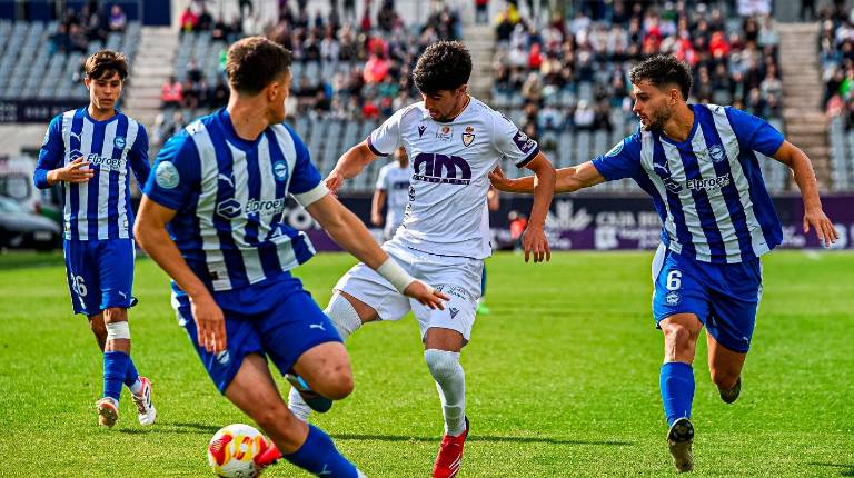 <i>Curro, durante una jugada del partido. / Real Jaén. / Miranda López.</i>