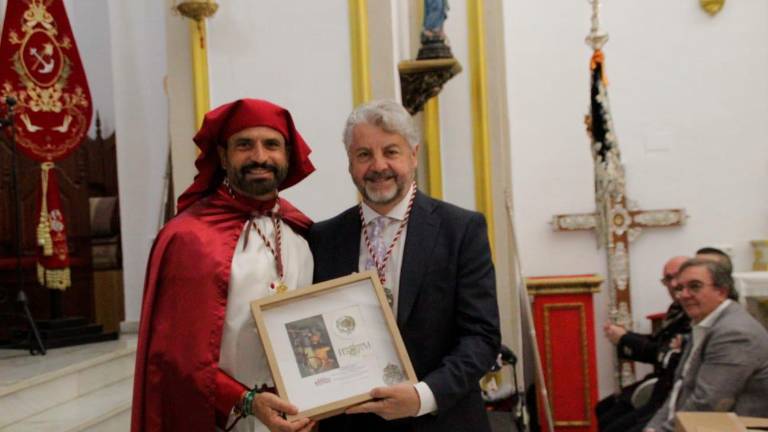 El hermano mayor José Manuel Vera Cano y el director de Diario JAÉN, Juan Espejo, posan con un cuadro de reconocimiento en su 85 aniversario.