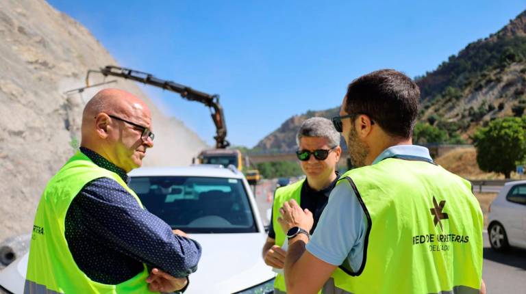 <i>Manuel Fernández conoce las obras que se llevan a cabo en la A-4. / Subdelegación del Gobierno.</i>