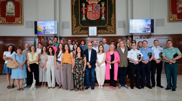 <i>Foto de familia del acto institucional en la Subdelegación del Gobierno en Jaén. / Subdelegación del Gobierno en Jaén.</i>
