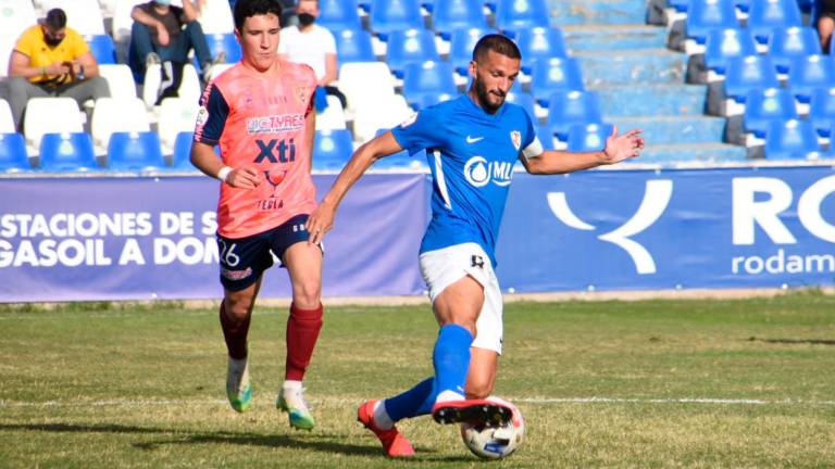 El Linares Deportivo suma un punto ante el Yeclano