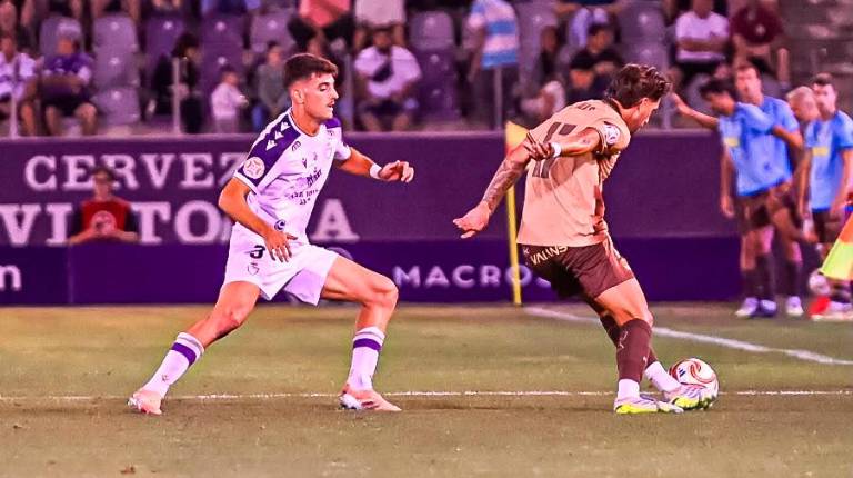 <i>David Serrano presiona al rival. / Real Jaén.</i>