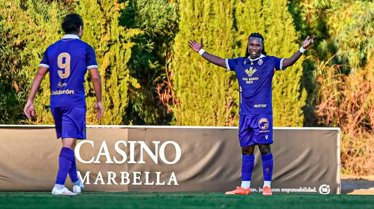 <i>Moha Keita celebra su gol junto a Marco Siverio contra el Marbella, último partido de esta pretemporada. / Real Jaén / Miranda López.</i>