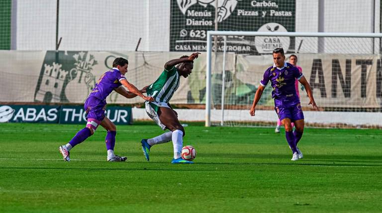 <i>Jaume Pol defiende el balón. / Miranda López / Real Jaén.</i>