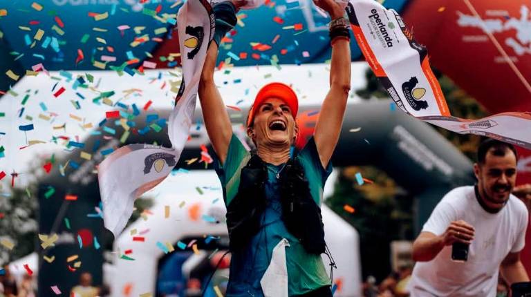 <i>Sonia Vizcaíno celebra el triunfo en la Burdin Hesiko Mendi Lasterketa.</i>