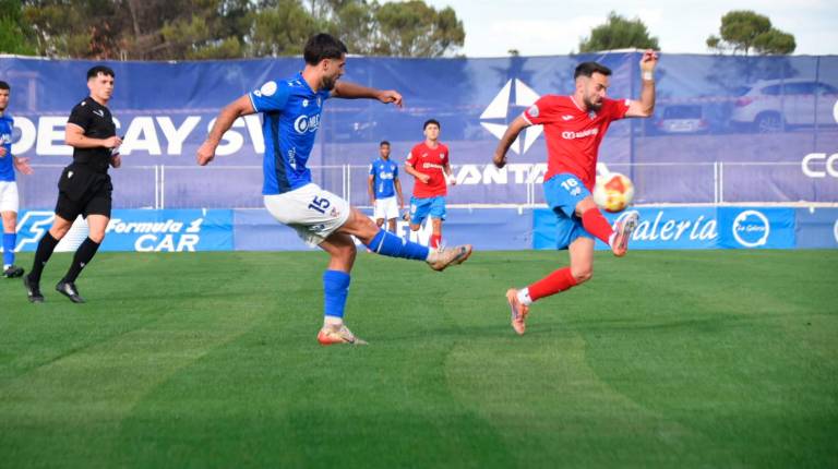 <i>El Linares Deportivo, la pasada temporada, frente al CD Estepona. </i>