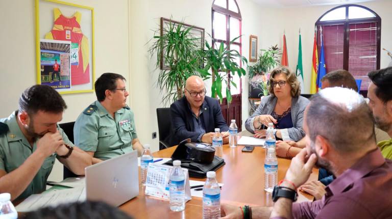 <i>Manuel Fernández copreside junto con la alcaldesa de Huelma, Ana María Guzmán, la reunión de la Junta Local de Seguridad para analizar la situación en el municipio. / Subdelegación del Gobierno.</i>