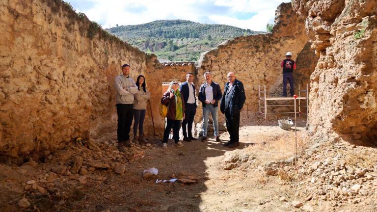 La restauración del trazado urbano de la Fortaleza Villavieja de Beas de Segura, a la mitad de su ejecución