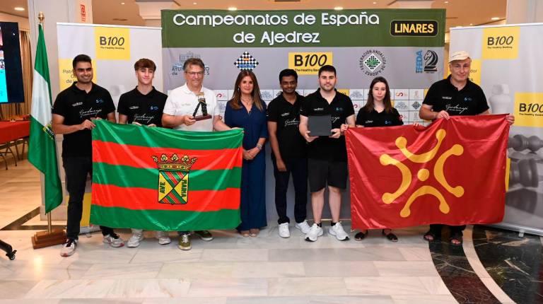 <i>El Solvay celebra el título con el ucraniano Ivanchuk y Auxi del Olmo.</i>