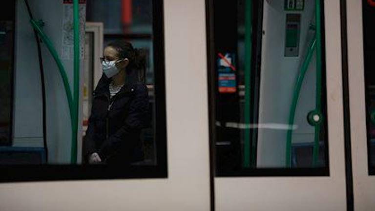 El Gobierno recomienda usar mascarillas en el transporte público y las facilitará en las estaciones
