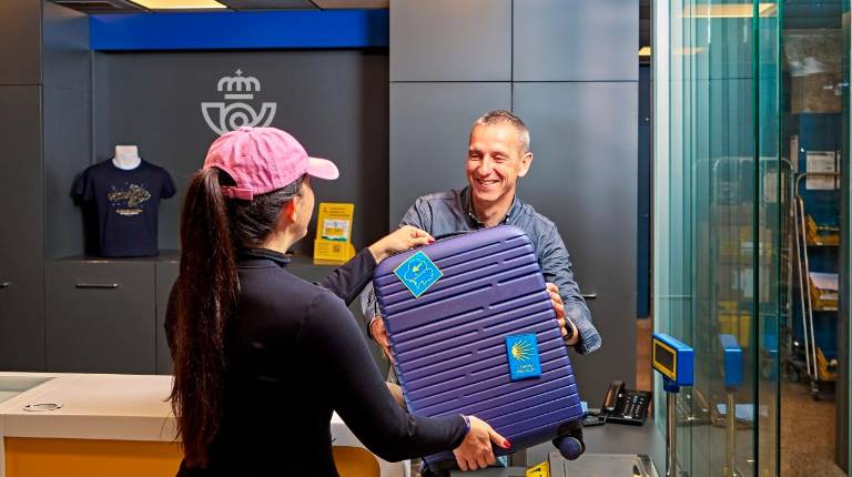 <i>Imagen de trabajadores en la oficina de Correos. / Correos. </i>