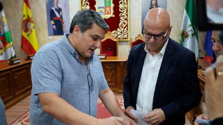 <i>Manuel Fernández se reúne con el alcalde de Marmolejo, Manuel Lozano. / Subdelegación del Gobierno de España en Jaén.</i>