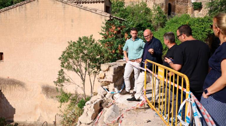 <i>El subdelegado del Gobierno, Manuel Fernández, visita La Iruela, junto a su alcalde, Daniel Sánchez. / Subdelegación del Gobierno.</i>