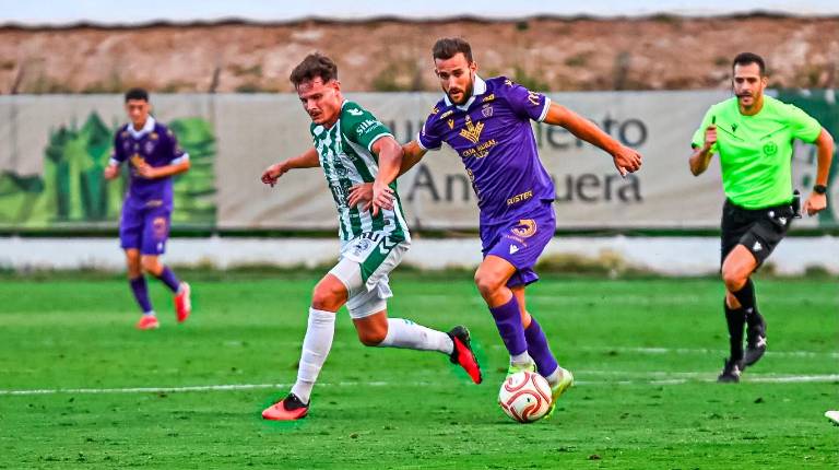 <i>Peque Polo hace una jugada en el partido ante el Antequera. / Miranda López / Real Jaén.</i>