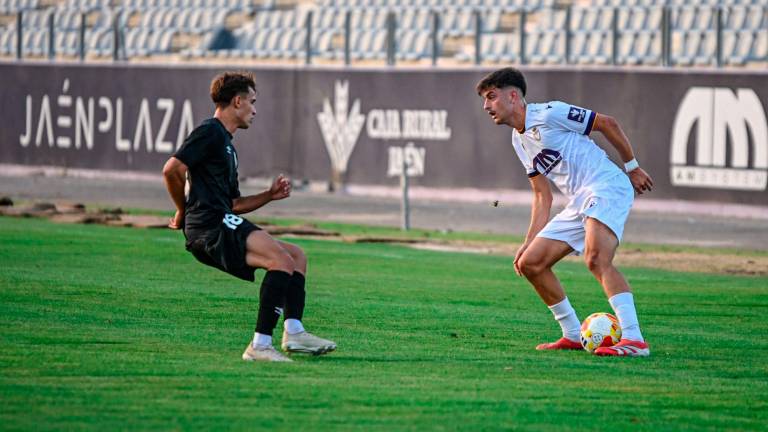 Lance del juego en el partido de pretemporada frente al Juventud Torremolinos. / Miranda López. 