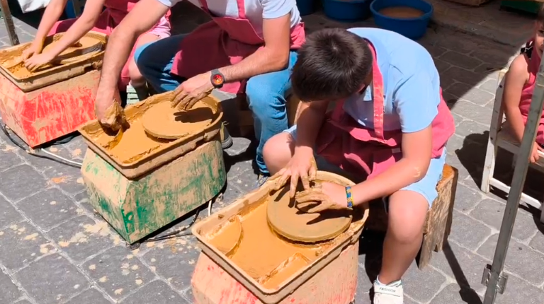 <i>Taller de barro práctico en torno tradicional en la Feria de la Trashumancia. / Pablo Espinosa / Diario JAÉN.</i>