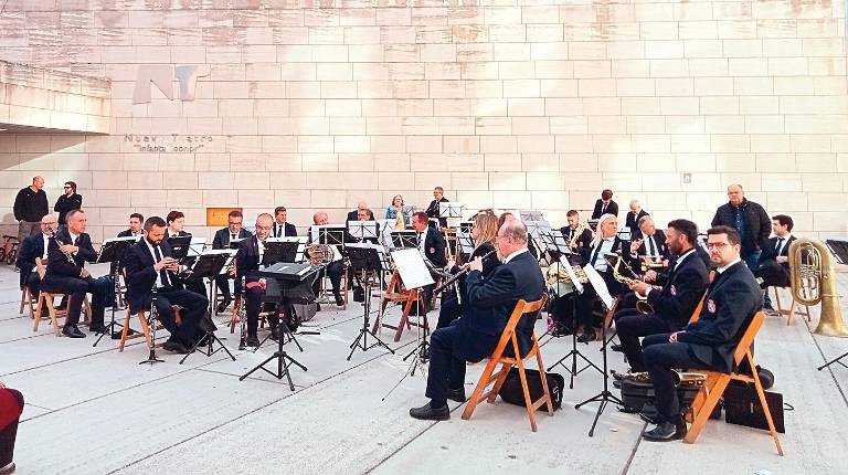 <i>La Banda Municipal de Música de Jaén ofrece el concierto inaugural en la lonja del Infanta Leonor. / Agustín Muñoz. / Diario JAÉN.</i>