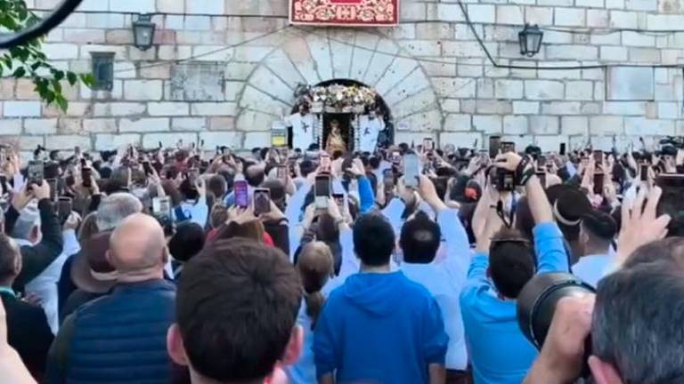 La Virgen de la Cabeza avanza por el cerro ante miles de fieles