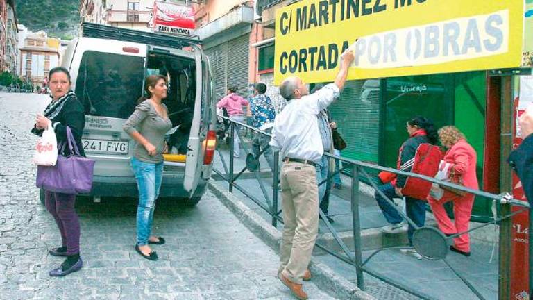 Colocación del letrero que marcaba el inicio de las obras. / Archivo fotográfico Diario JAÉN.