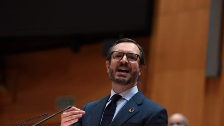 Maroto defiende como solución para la luz sacar los costes no energéticos del recibo y bajar impuestos