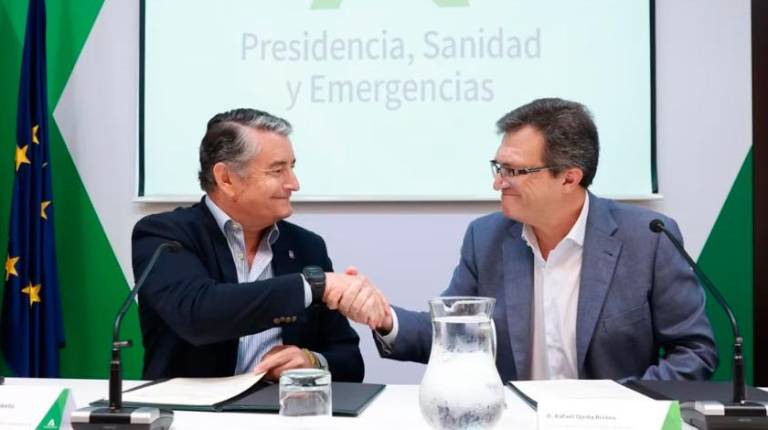 <i>El vicepresidente primero de la Junta y consejero de Presidencia, Sanidad y Emergencias, Antonio Sanz, firma un acuerdo con el presidente del Sindicato Médico Andaluz (SMA), Rafael Ojeda. / Europa Press. </i>