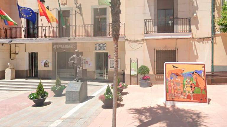 <i>Fachada del Ayuntamiento de Pozo Alcón. / Google Maps.</i>