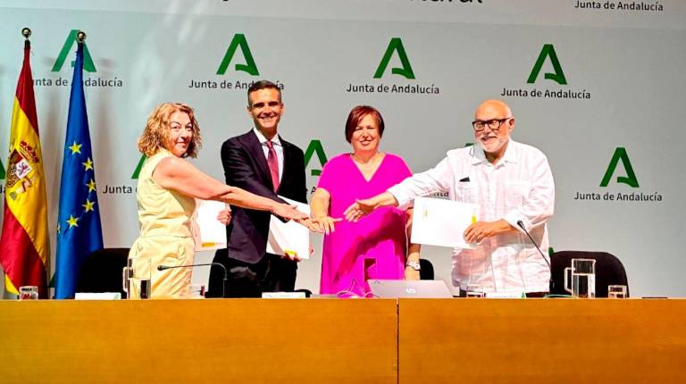 <i>La Junta, Seiasa y los regantes firman los convenios para realizar las obras del Plan Regadía. / Junta de Andalucía. </i>