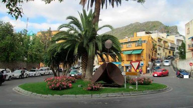 Detención ilegal, con pistola y a plena luz del día, en la glorieta de Lola Torres