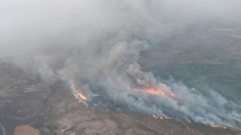 Trabajo incansable de los bomberos forestales el incendio en el paraje Altarillas de Jódar