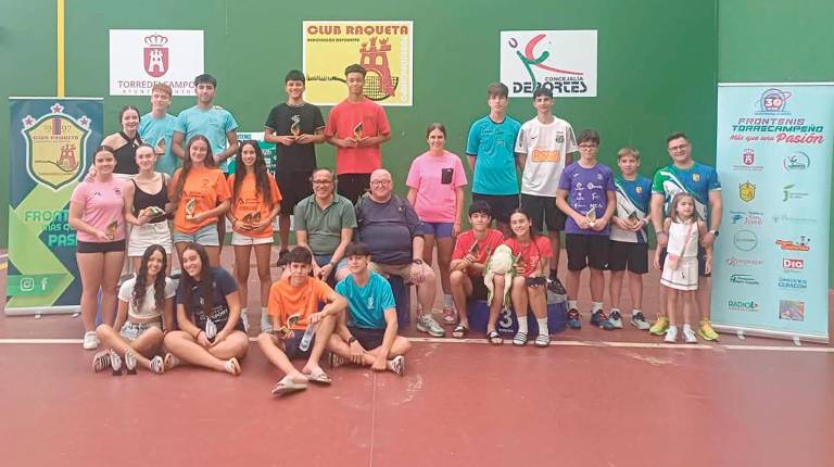 <i>Foto de familia de los participantes en esta edición del Open Nacional Junior “Villa de Torredelcampo”. </i>