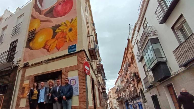 La calle Lizaderas se viste de vida y color con el mural “Flores que hablan”