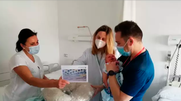 Los hospitales jiennenses obsequian a las 11 madres de los bebés nacidos el Día de Andalucía